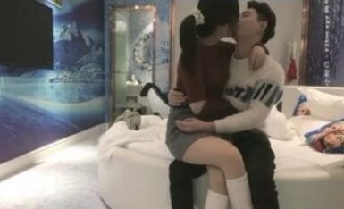 小伙网约特能聊白靴甜美兼职外围小少妇，舌吻调情揉捏奶子，拔下肉丝揉穴