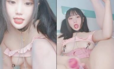 18白虎嫩妹全身粉嫩干净美穴，凹凸玻璃棒进出猛捅，项圈乳夹白皙肥臀