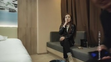 九级妖艳 骚得入骨的豪放东北老妹儿，小哥也不客气了，用尽吃奶的力气暴力狠狠地操她