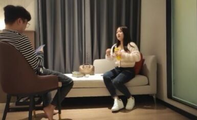 加钱哥深夜约肉肉熟女，穿上黑丝跪地口交，69姿势舔逼，抬腿抽插猛操