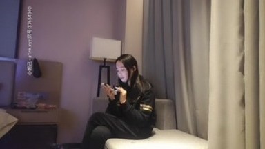 性格好温柔的甜美御姐，女人味十足，叼着烟很社会的样子，脱光衣服才显露出好身材