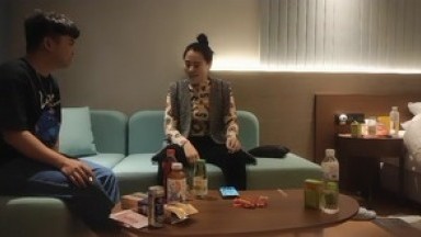 一支百威喝到底极度淫荡骚熟女，主动强吻揉屌，深喉口交骑在身上，露奶开档连体丝袜