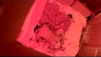 酒店客房偷拍到罕见一幕，一对夫妇带着两个娃睡觉，趁两个娃睡着的空隙，忍不住做爱，动作还挺激烈，就不怕他们醒了吗