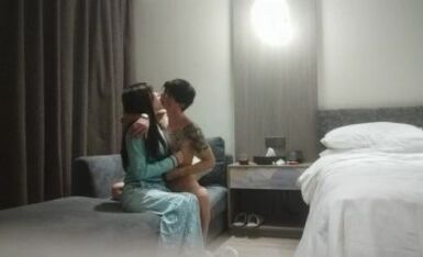 【我是探索者】，外围女神场，回归后专攻高颜值，清纯甜美，校园风小姐姐，大屌狂干，粉嫩鲍鱼精彩必看 01