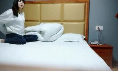 【小李精品探花】，眼镜小伙夜晚买春偷拍，大胸小姐姐，这对大白兔看着手感不错，激情啪啪共度销魂一刻好畅快