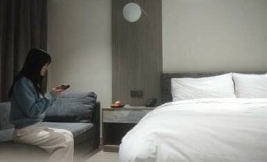 【开发探索】，艺术学院，大三学生妹返场，清纯校园风来袭，多少人的梦中女神，今夜玉体横陈，几千块钱肆意玩