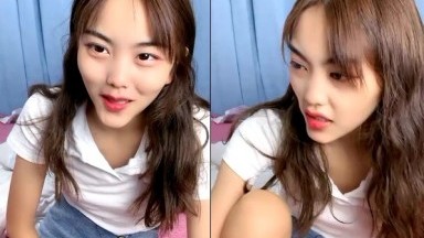 偷情的小少妇跟小哥激情啪啪，口交大鸡巴让小哥吃奶玩逼亲小嘴，多体位爆草抽插，享受小哥爆草还给老公打电话