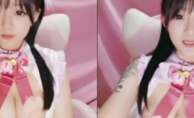 【明星颜值19岁无敌美妞】清纯长相，爆乳D罩杯，一线天粉穴，情趣装露出奶子，超近视角摸小穴，搞得好湿说骚话