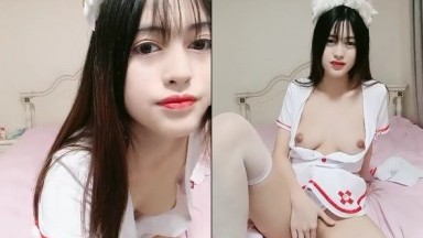 大红唇新人骚女被两大汉3P，白丝袜丁字裤，翘起屁股看穴，两根JB轮流舔，骑乘上下一起插，打桩机搞得舒服了