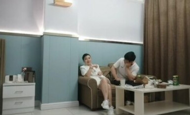 【爱情丶故事】网聊良家人妻，约过来操逼，白色西装御姐，无毛，扶着大屁股后入