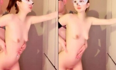 七彩女神『草莓味』04.15高颜值御姐带眼罩和肥子粉丝啪啪 翻来覆去的内射 01