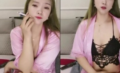 小骚货有点骚全程露脸穿上丝袜高跟勾引小哥激情啪啪，口交大鸡巴主动在沙发上爆草小哥，淫声荡语不断好刺激