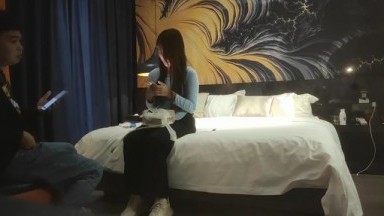 【开车别玩手机】大圈高端，花臂纹身蓝衣妹妹，白色丝袜，打桩机后入猛顶，吃药就是利好持续爆操