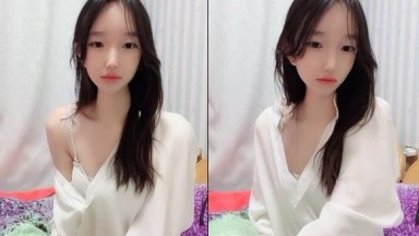 小脸骨架--苏州小悦宝 ：哥哥操我，啊啊啊~想要 想要。两根小手指插进淫穴不停娇喘