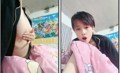 短发露脸气质小少妇，性感火辣的纹身跟小哥激情啪啪，口交大鸡巴让小哥舔逼玩的好嗨，多体位爆草抽插表情骚