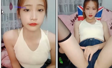 高顔值清純甜美OO後軟萌妹,小嫩茓粉嘟嘟的,十分嫩,這麽幹淨的小B,誰不想舔.