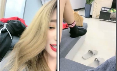 高顔值煙熏妝嫩妹,鮑魚粉嫩一線天實在極品,天天這麽玩,臊B明顯都有點腫了