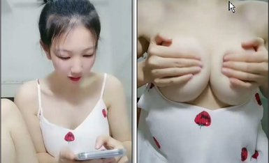 丸子頭草莓妹清純甜美可愛,喜歡玩遊戲,轉動轉盤,轉到哪裏給看那裏,小B無毛粉嫩.