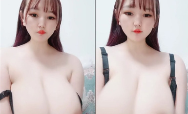 脑袋那么大的奶子！肉嘟嘟可爱妹子！掏出两个大奶晃动，使劲揉捏超柔软，跳蛋震动多毛骚穴.