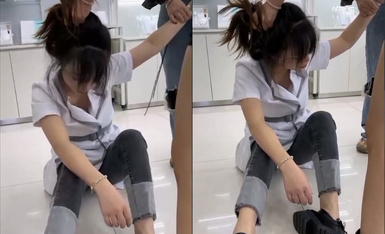 化妆品专卖店的小三被打 衣服都扒奶子都露出来了太暴力 骑着凑 别说还挺漂亮 高清720P原版