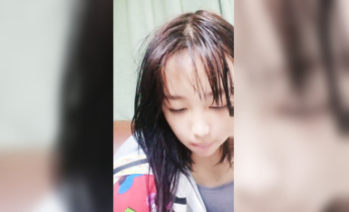 太嫩了！3個學生妹妹~在家全裸自慰~【佳怡】小穴反光~！ (2)