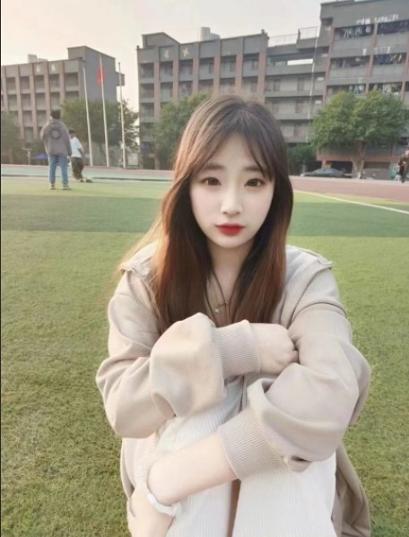 最新2023-02-18重庆大二学妹赚外快模特群顶格约拍被摄影师蹭B抠B掰B可惜J8不太给力 (1).