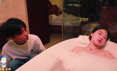 开心鬼传媒KXG0002哥哥强行插入正在洗澡的妹妹