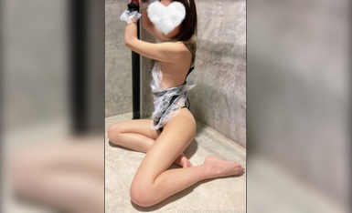 S級反差婊Peach與粗屌男友浴缸舔逗調情扛腿暴肏 邀猛男推油按摩穿女僕情趣跳蛋自慰速插內射等 720p (16)