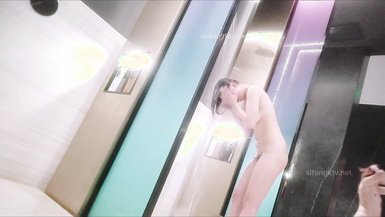 澡堂子偷拍圓臉蛋身材勻稱 一對大奶堅挺飽滿 洗的特別細致的少婦