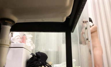 最新流出大神偷 拍提前在酒店衛生間放好設備偷拍到幾個入住的女房客洗澡畫質還不錯