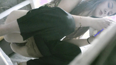 寫字樓女廁一連3次拍到同一個美女來尿尿她的B可真美 (2)