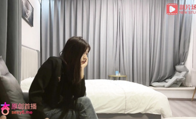 探花志平哥酒店❤️約炮在校叛逆學生妹，個子小胸還挺大，下面非常敏感一摸就出水