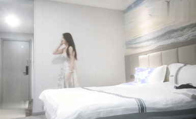 探花大神老王酒店約炮❤️移動公司上班的模特氣質女白領身材極品換上情趣內衣抽插活好水多