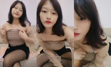 新人，真純的學妹，【鴨鴨小可愛】，關注了好久終於肯脫了，這小表情真是銷魂，少女的嫩穴遭罪了（1）