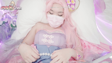 高質量網紅@知名女神玩偶姐姐閨蜜『馬蘇兒』合集 無套中出王昭君公主cos 並射精在她手上讓她聞表示主