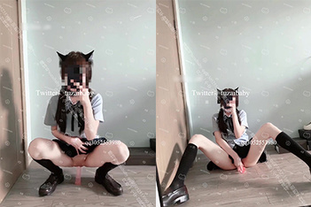 【白嫩蘿莉制服誘惑】極品豪乳蘿莉『Tu醬』最新露出私拍 露出邊走邊冰屌插穴紫薇 高潮噴射如洪水 (4)