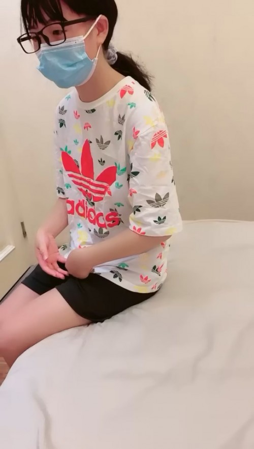 高中清纯眼镜妹初夜开苞 两瓣阴唇饱满肥美裂缝相当紧致 一镜到底滚烫落红草率了浓浓精液内射溢出