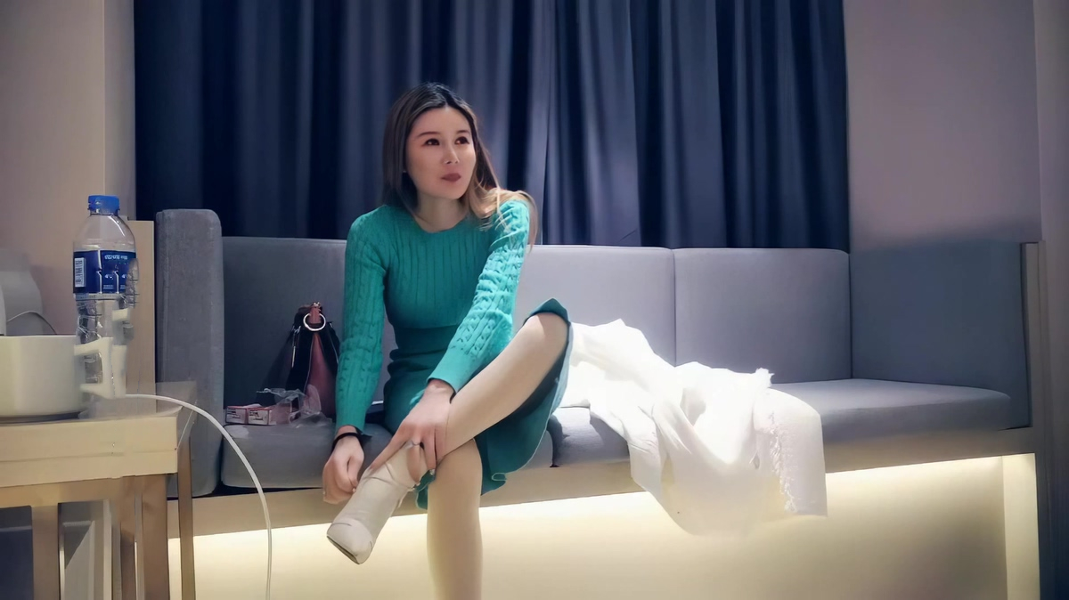 男魔小天探花高颜值绿色长裙御姐，掰穴舔逼近距离拍摄站立侧入后入大力猛操