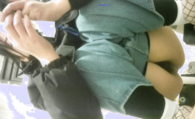 學校女廁全景多角度偷拍多位年輕學妹來尿尿