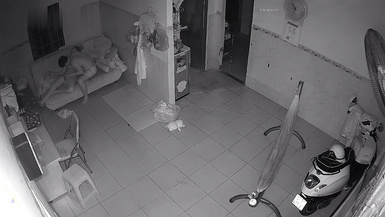 房東出租房偷裝監控偷拍 年輕情侶在客廳的椅子上做愛高潮過後累趴了