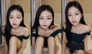 大二學舞蹈貧乳顏值美女誘惑啪啪，性感牛仔短褲對著鏡頭擺弄，足交特寫插嘴穿上黑絲，第一視角進進出出猛操