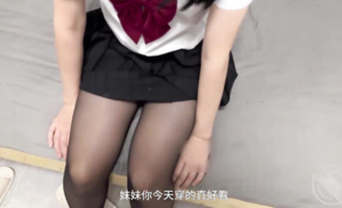 12月底重磅！強推！海角最強兄妹亂倫【家有騷妹妹】忍不住強上了剛打扮好准備出去玩的妹妹，撕破黑絲綁住雙手艹了起來