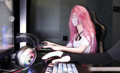 清純反差女神 大長腿小姐姐〖Cola醬〗在線陪玩因技術太菜輸了游戲，只能用身體來安撫客戶，為了五星好評甘願獻身