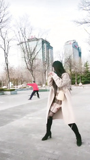 美女广场露出打太极差点被后面太极老头发现