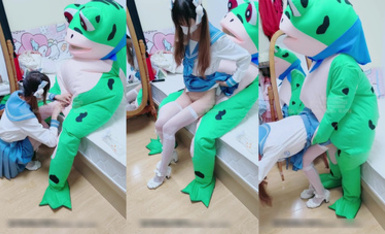 淫慾反差美少女【軟軟兔Lt774523412】網紅痞帥青蛙操百褶裙學生妹，緊致粉嫩小穴無法抵擋的誘惑 被乾的哭腔呻吟 讓小母狗體驗極致快樂