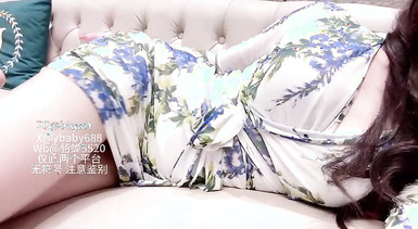 小貂蟬-碎花裙反差婊撕開肉絲掰開騷穴蹂躪著陰蒂自慰誘惑