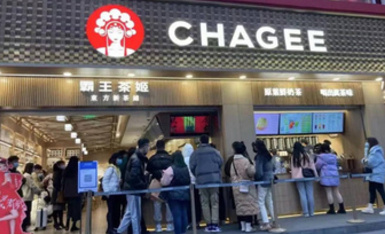 4月7号重庆霸王茶姬大瓜！一女子直接坐在奶茶店的柜台上将自己的衣服脱掉 店员满脸无奈 只好偷偷曝光一下 现场无码视频流出