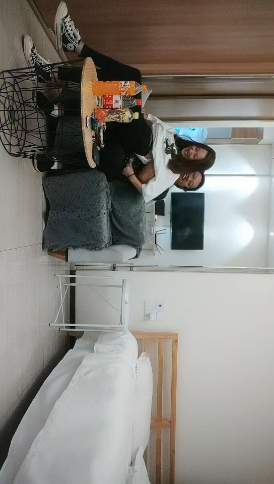 良家小姐姐 聊天记录各种撩 酒店相拥好亲热 苗条美腿 射了半套精液 妹子提着调侃