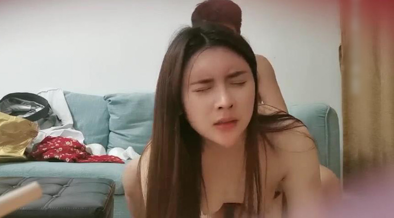 花裙尤物换上空姐制服有那味儿了 像新疆美女异域尤物 最美的婴儿肥女神之一 高跟美腿张开大腿被老哥操得仙仙欲死