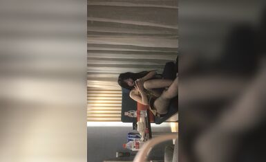 绿帽白嫖良家豹纹小姐姐，短裙黑色网袜，喝喝酒玩玩游戏，舔屌口交活很不错，撕裆猛操叫的好骚